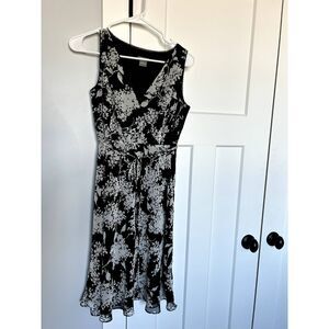ANN TAYLOR Petites Faux Wrap Flirty Skirt Dress Black and White Floral Size 2P